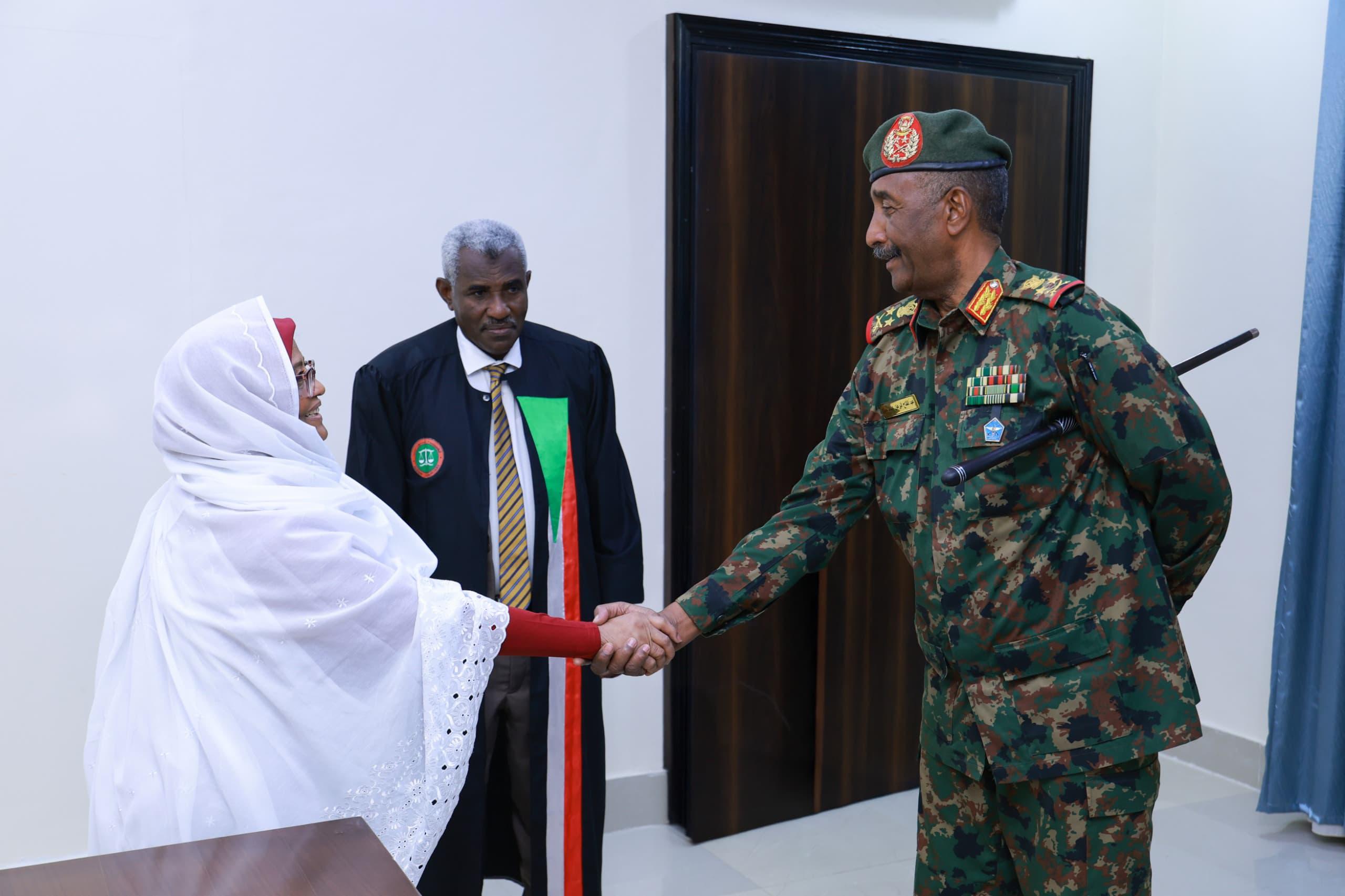 النائب العام لجمهورية السودان تؤدي القسم أمام رئيس مجلس السيادة