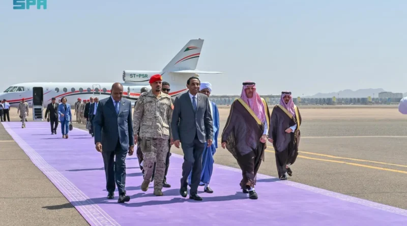 كامل ادريس يصل المدينة
